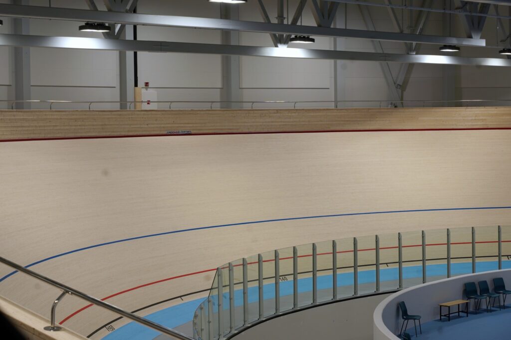 Gå gjerne rundt på utsiden av banen.