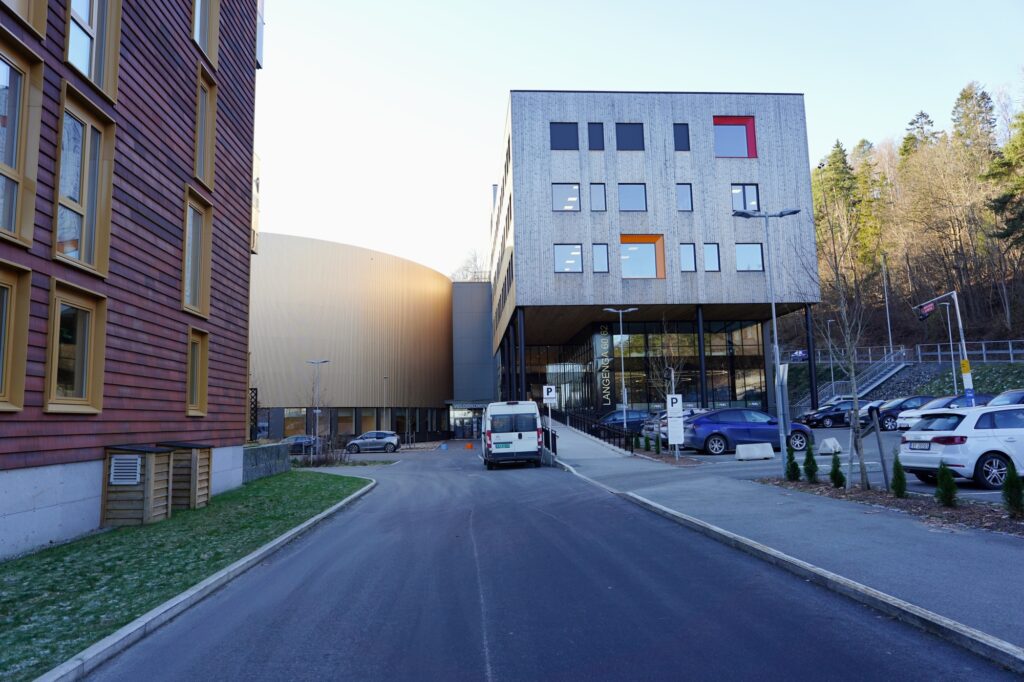 Slik ser det ut om du går fra bussholdeplassen.