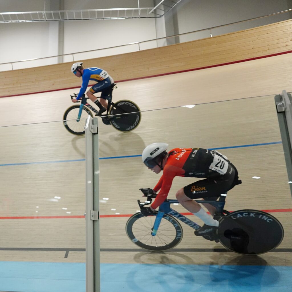 Hilmar Livrud Lindtveit (nederst) er en av seks ryttere som er med i BaneElite