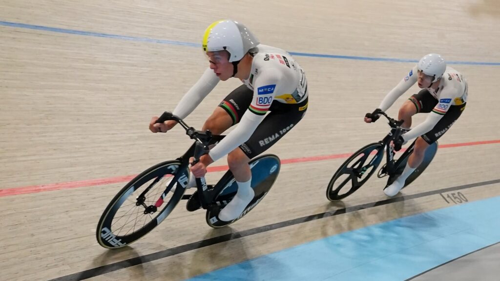 Stian foran Oskar Gravdal Risa NM i Velodromen i Asker