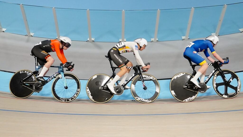 Stian Rohr i midten - NM i Banesykling Fellesstarter 2025 - Velodromen i Asker