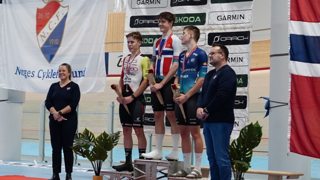 Karsten i midten. Fra NM i Velodromen i Asker 2025. Foto: Knut Nes