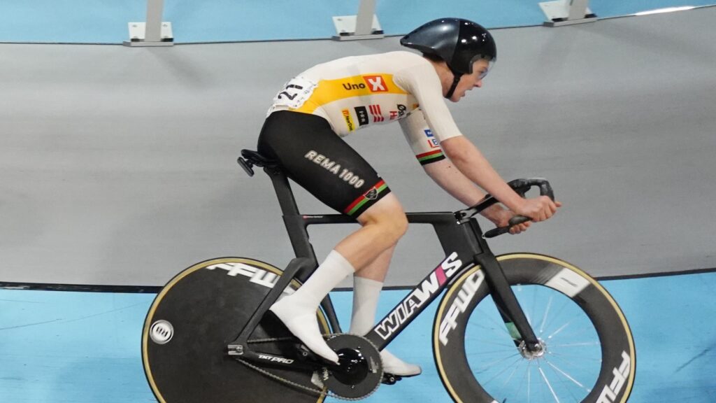 Petter sykler NM i Velodromen i Asker 2025. Foto: Knut Nes
