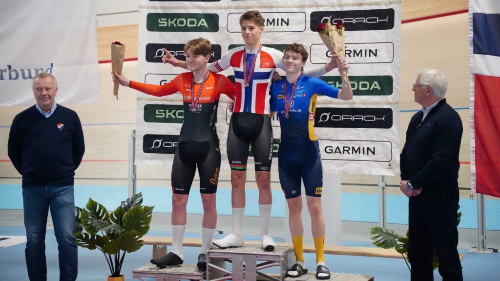 Stian Rohr står øverst på pallen under Bane NM 2025 - Velodromen i Asker