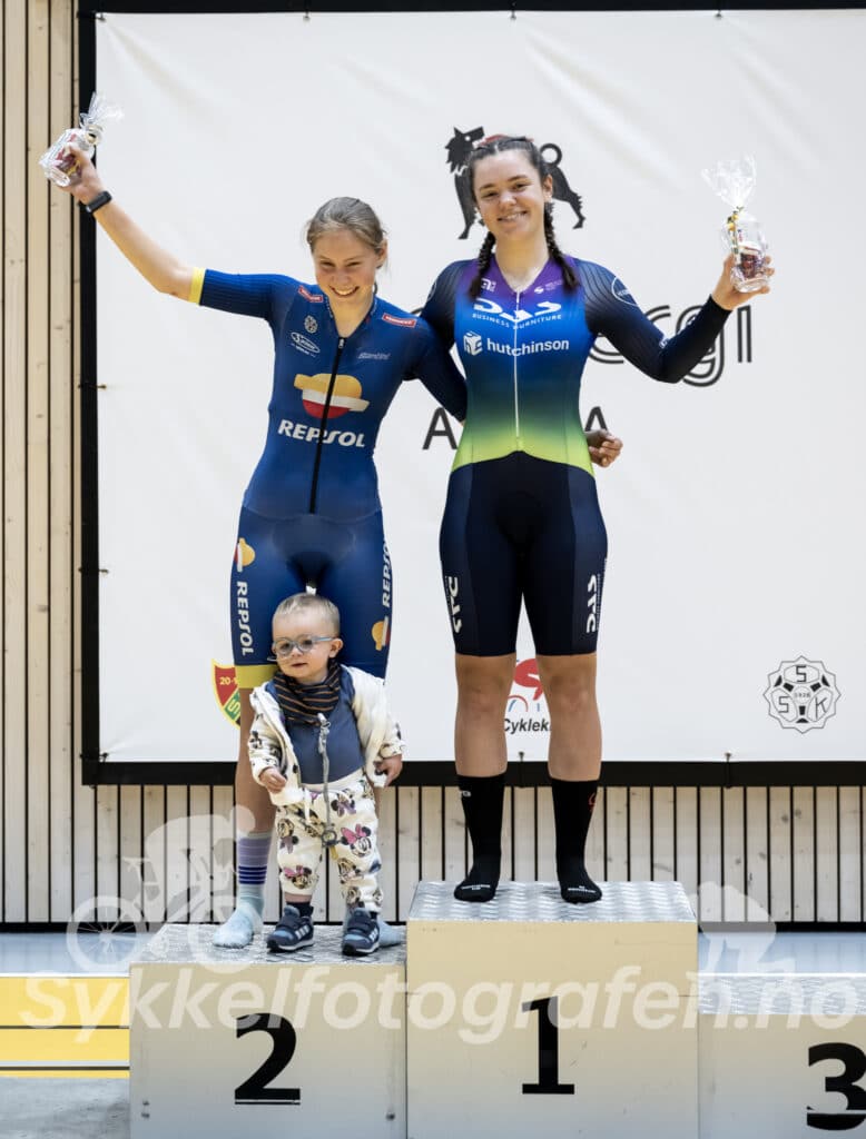 Nora Tveit på topp (Foto: Kjetil Birkedal Pedersen – sykkelfotografen.no)