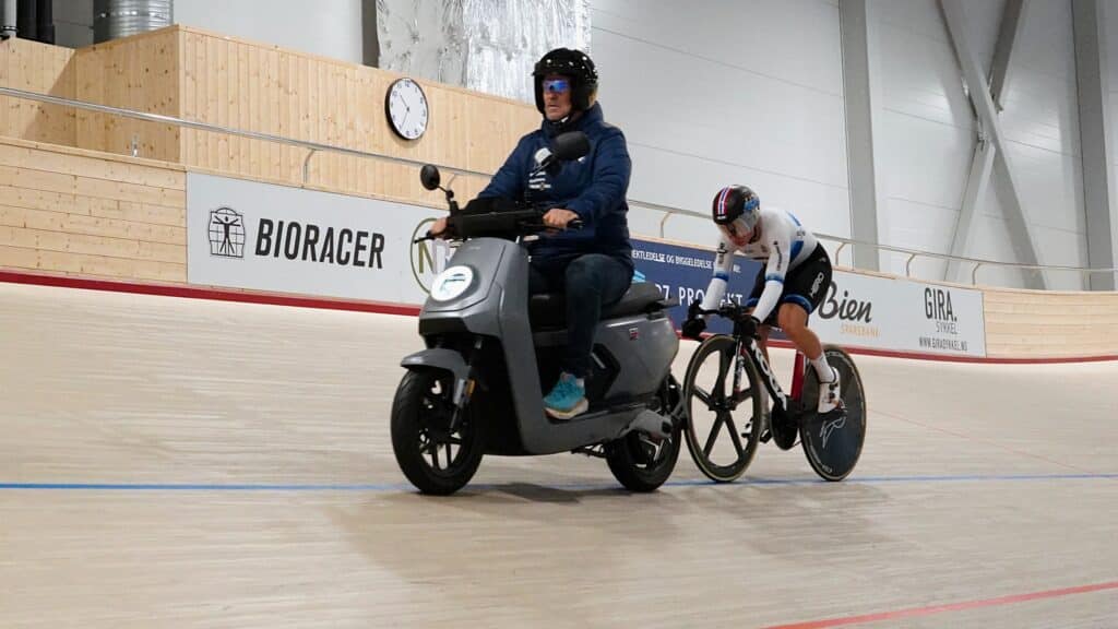 Kenneth prøver å kjøre fra Anita i Velodromen i Asker